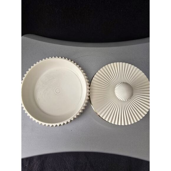 Avon Sonnet Dusting Powder Round Box Decanter - Picture 2 of 4